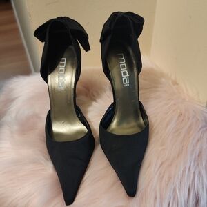 Moda Black Pointed Heels with Bow